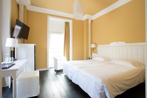 A hotel room with a bed, a desk with a computer, a chair, and a television. - Greif Maria Theresia Hotel (Trieste)