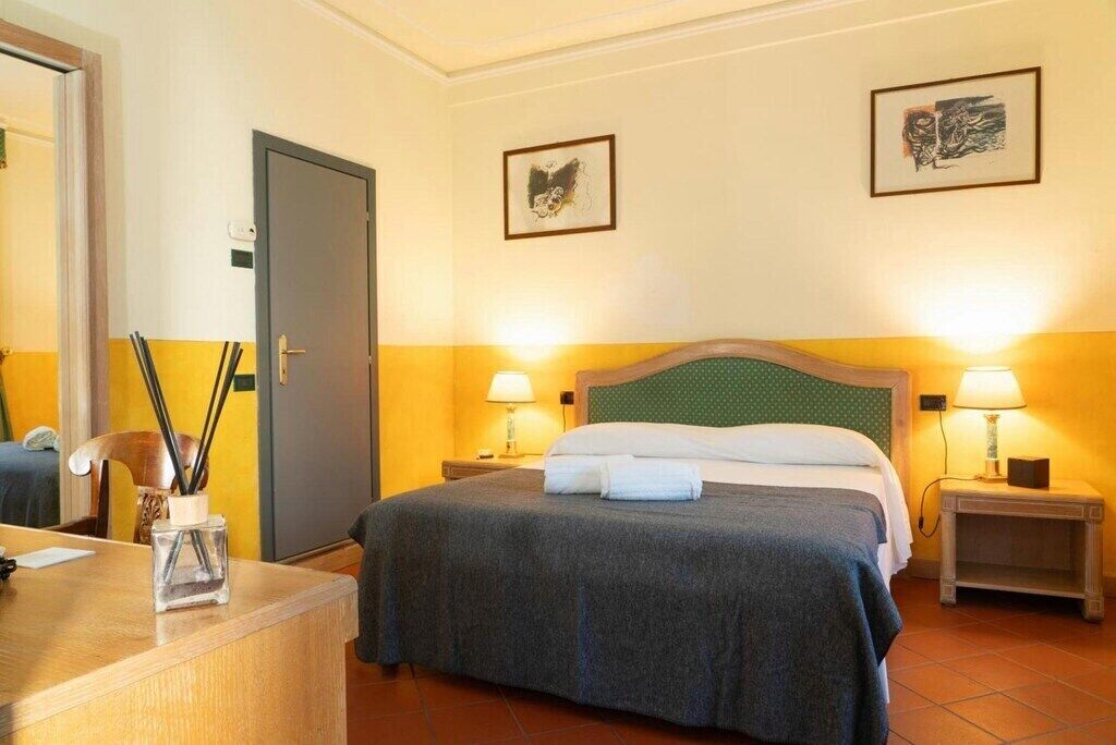 Minibar, safe på rommet, skrivebord og blendingsgardiner