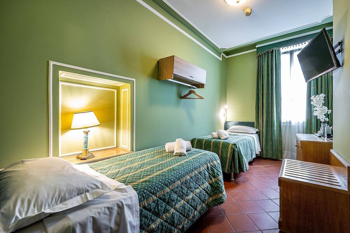 Classic Twin Room | Minibar, in-room safe, desk, blackout drapes