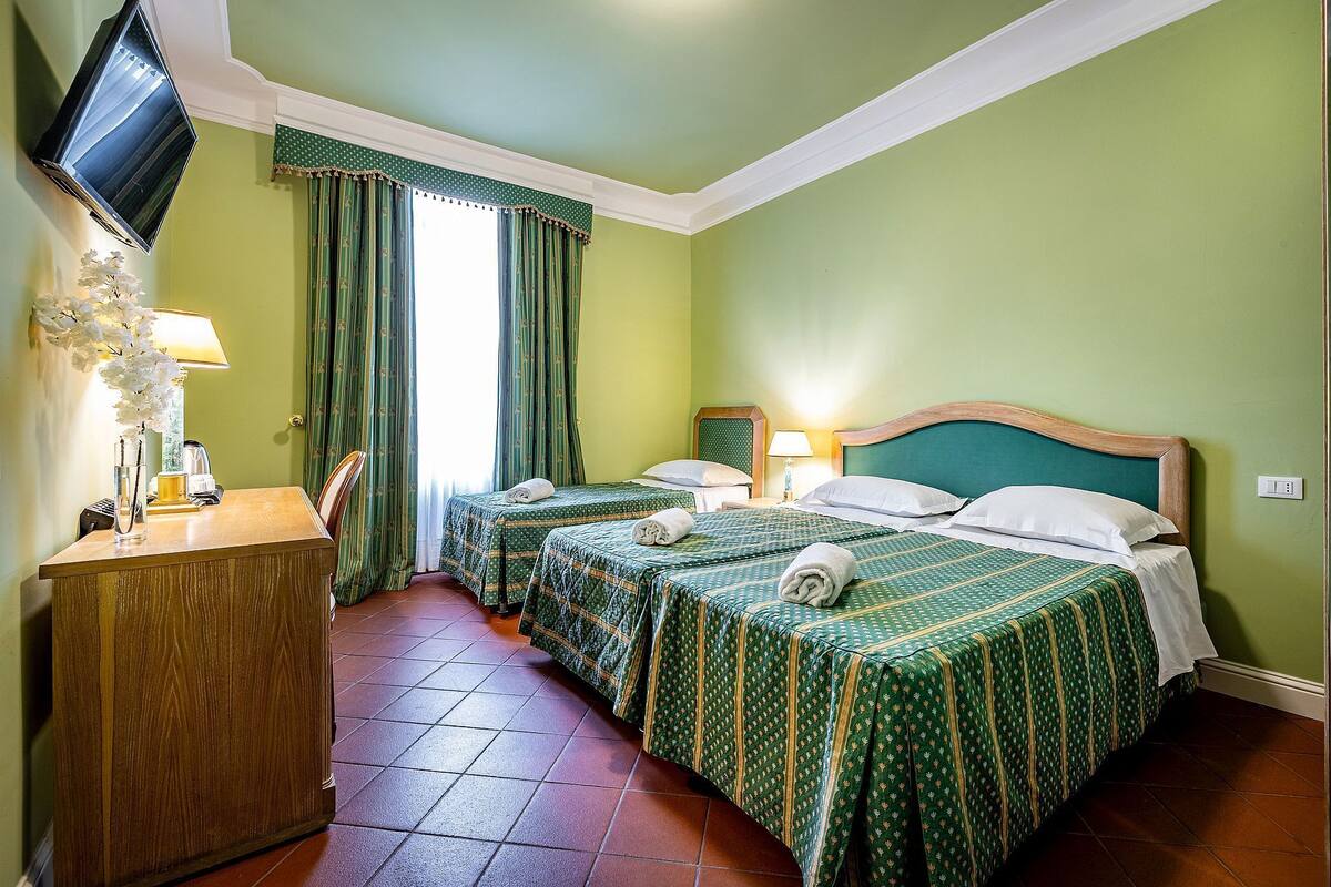 Classic Room | Minibar, in-room safe, desk, blackout drapes