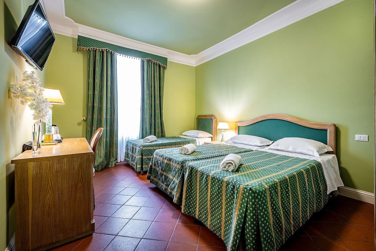 Classic Room | Minibar, in-room safe, desk, blackout curtains