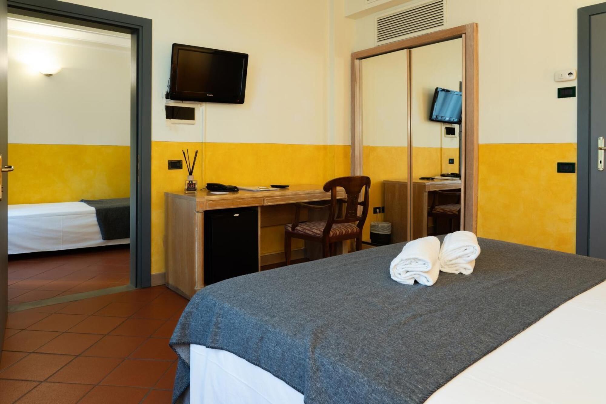 Familierom | Minibar, safe på rommet, skrivebord og blendingsgardiner