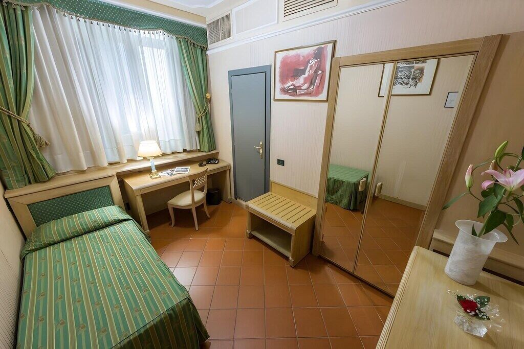 Enkeltrom – business | Minibar, safe på rommet, skrivebord og blendingsgardiner