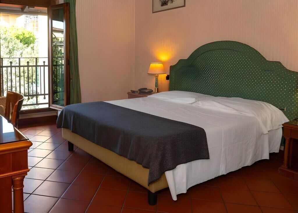 Romantisk dobbeltrom | Minibar, safe på rommet, skrivebord og blendingsgardiner