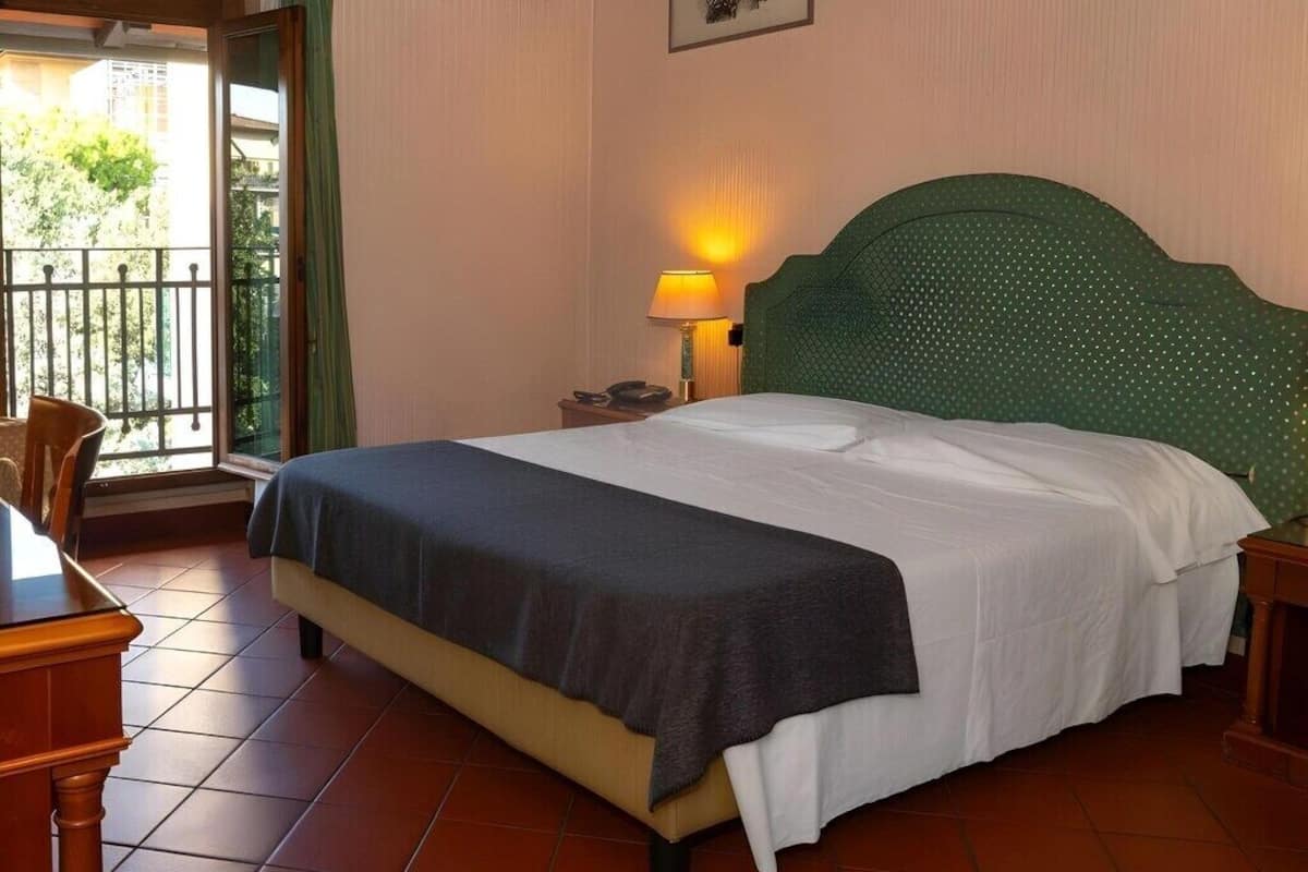 Habitación doble romántica | Minibar, caja de seguridad en la habitación y escritorio