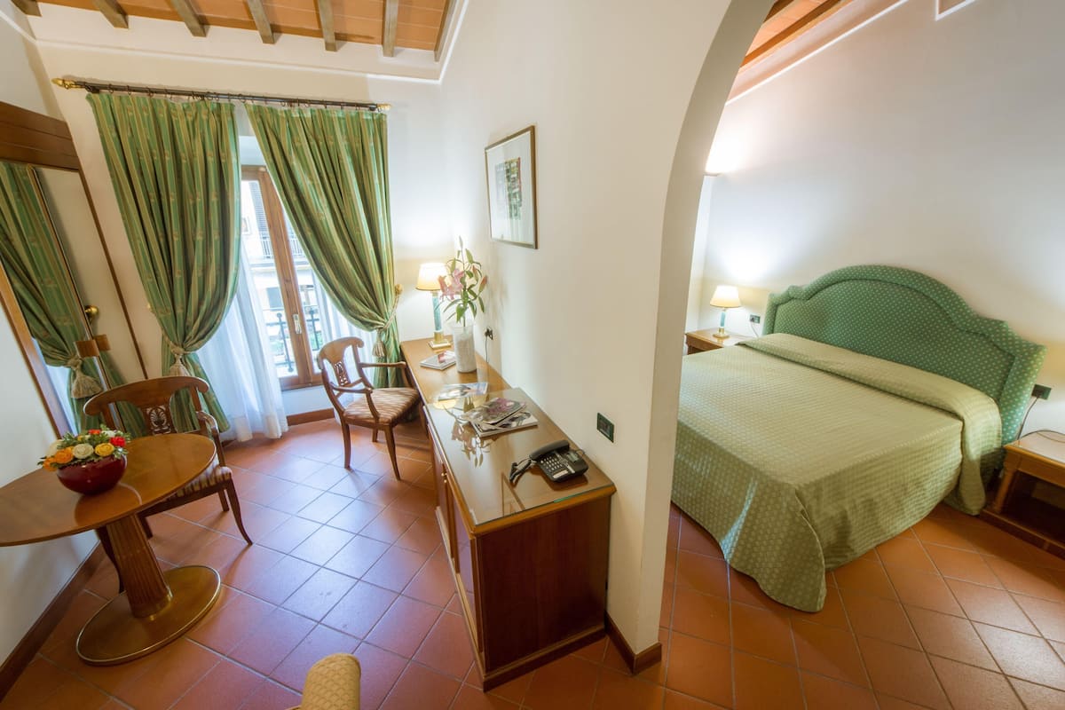 Habitación cuádruple familiar | Minibar, caja de seguridad en la habitación y escritorio