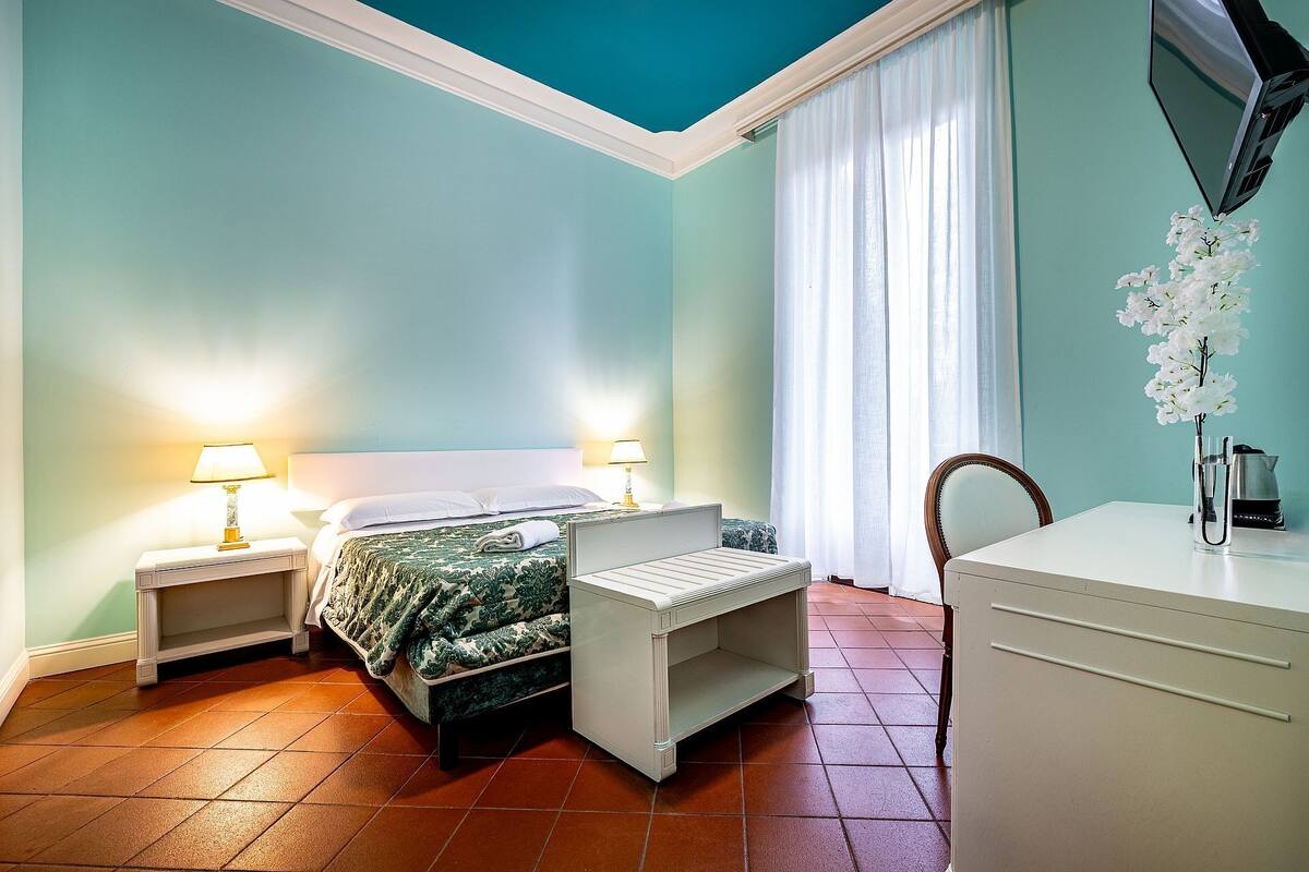 Deluxe Studio Suite | Minibar, in-room safe, desk, blackout drapes