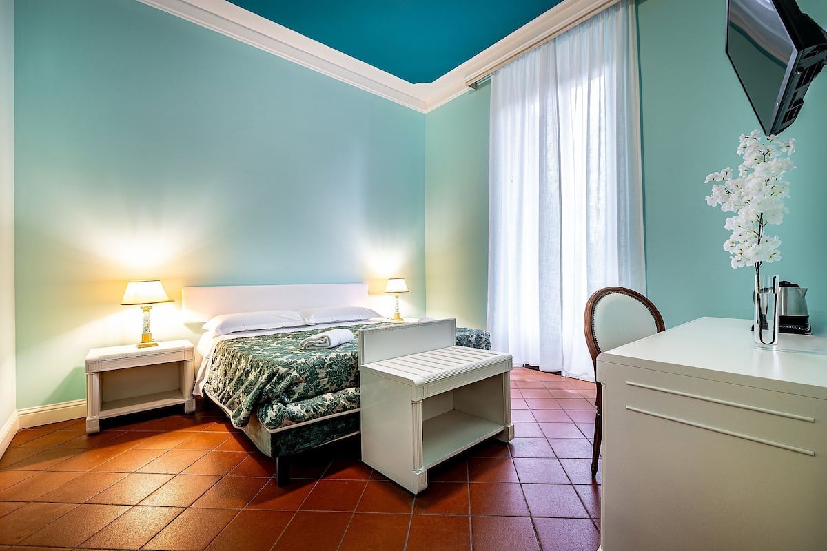 Deluxe Studio Suite | Minibar, in-room safe, desk, blackout curtains