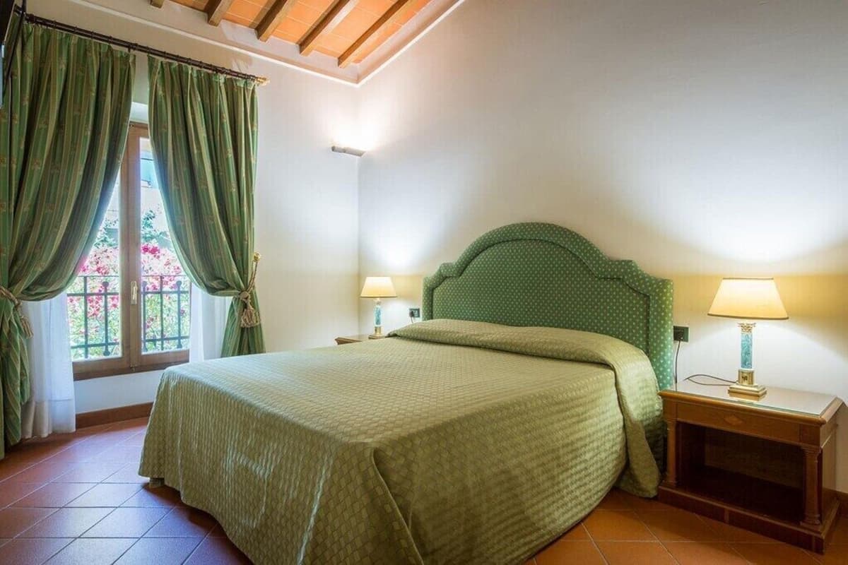 Habitación clásica | Minibar, caja de seguridad en la habitación y escritorio