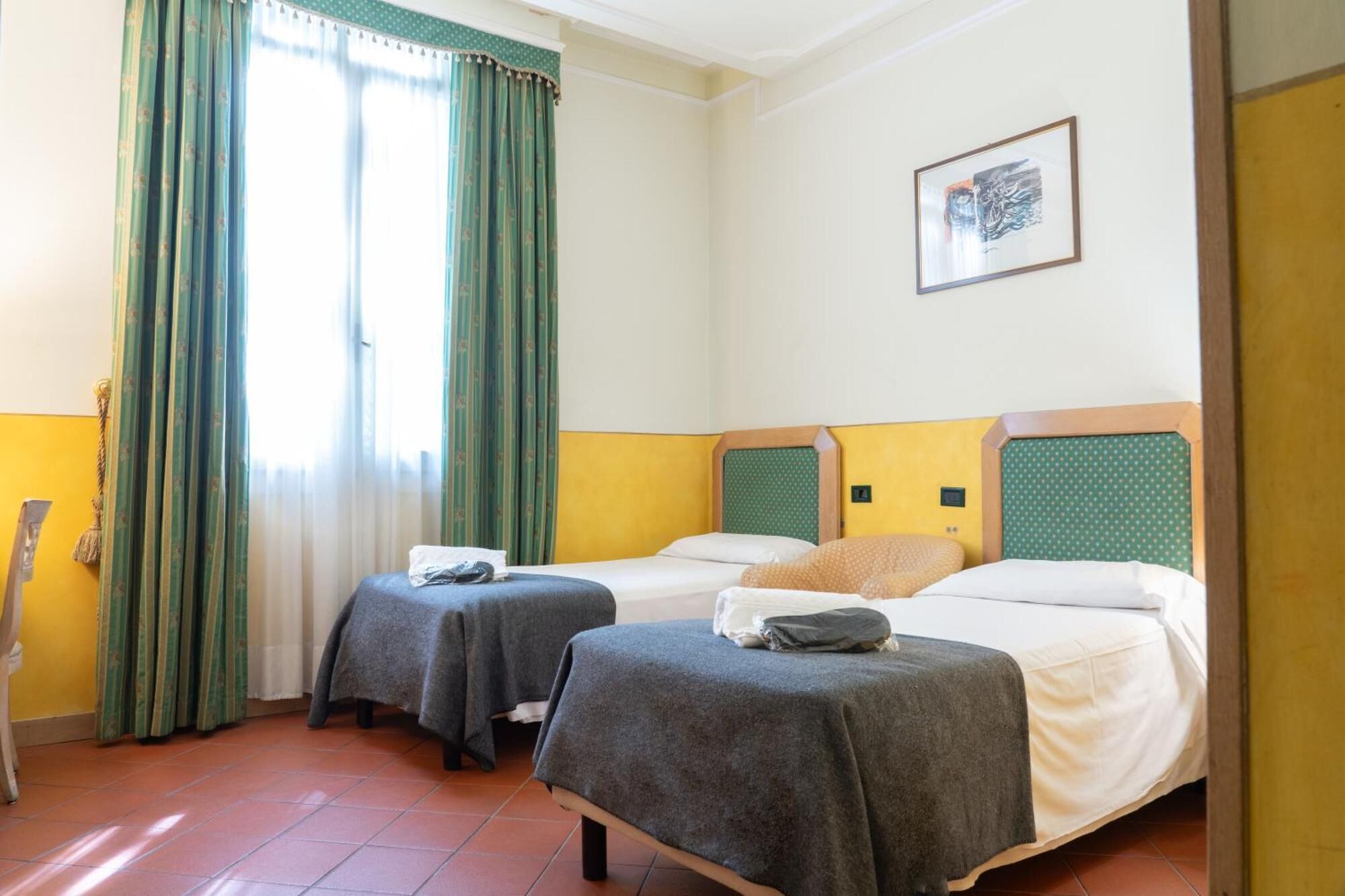 Tomannsrom – classic | Minibar, safe på rommet, skrivebord og blendingsgardiner