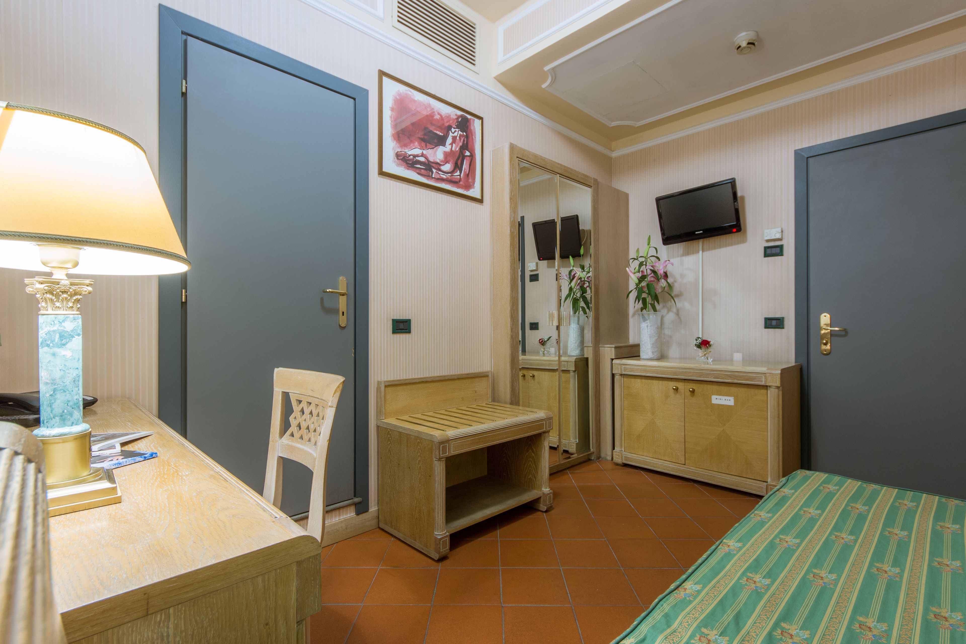 single room | minibar, in-room safe, desk, blackout curtains