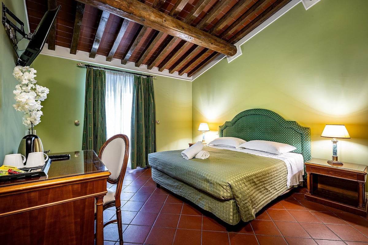 Romantic Double Room | Minibar, in-room safe, desk, blackout drapes
