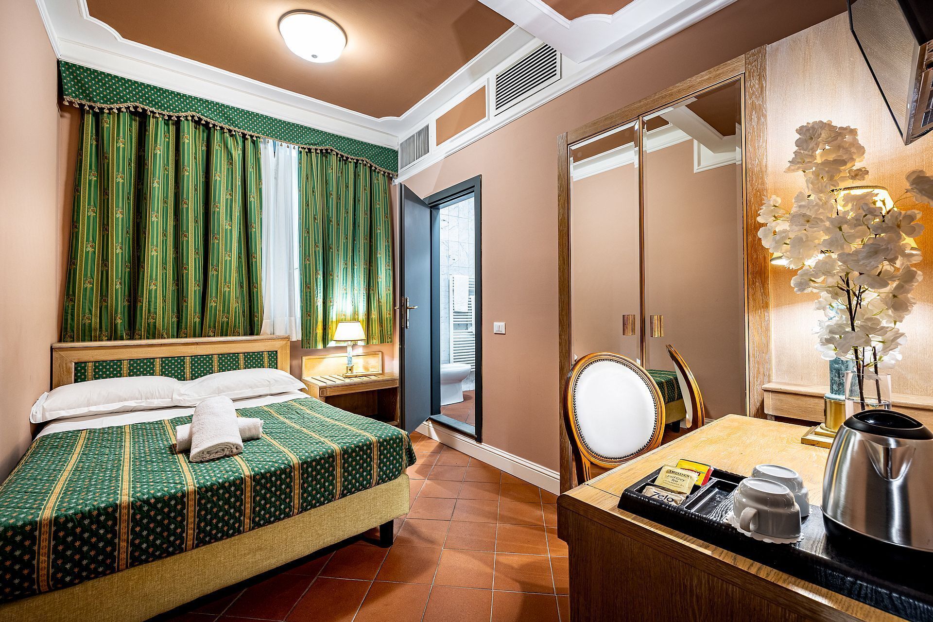 Classic Room | Minibar, in-room safe, desk, blackout curtains