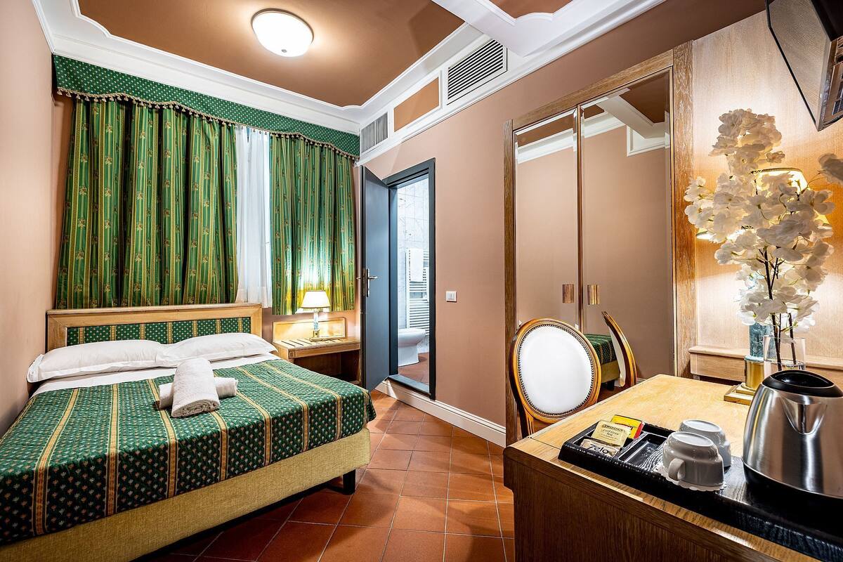 Classic Room | Minibar, in-room safe, desk, blackout drapes