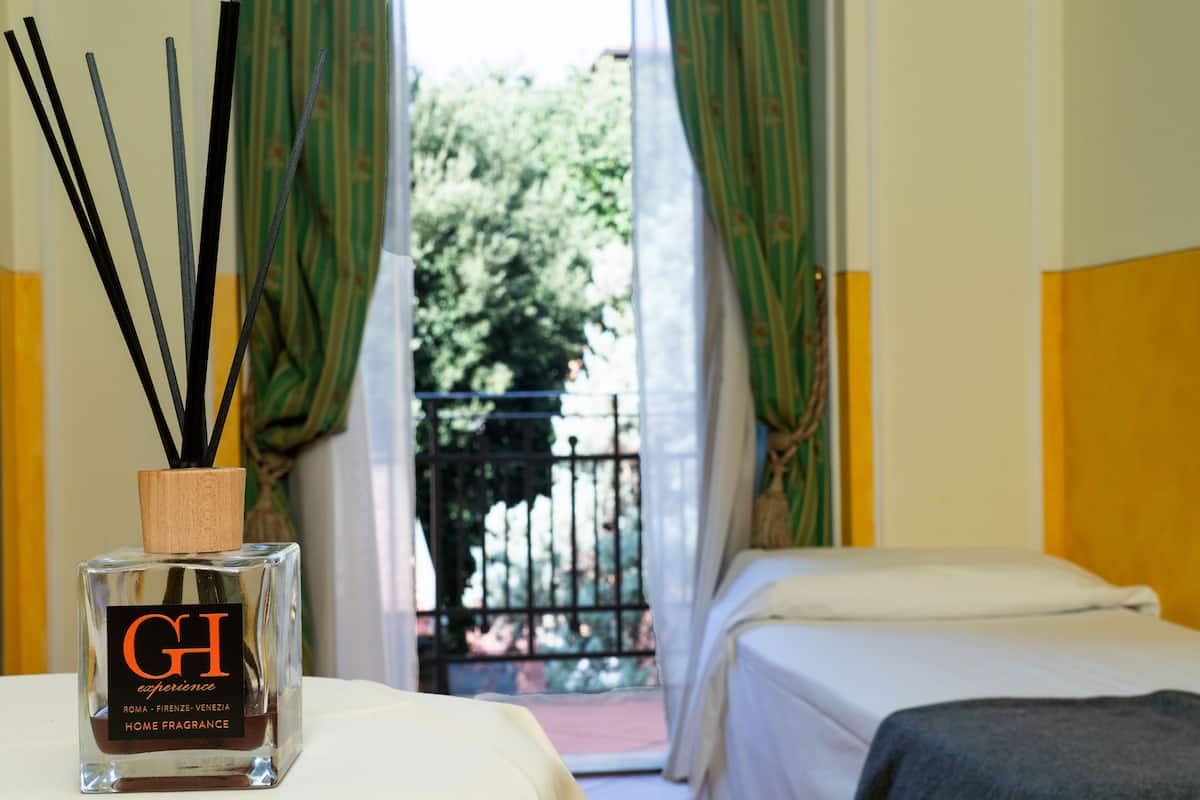 Chambre Junior, balcon | Minibar, coffres-forts dans les chambres, bureau, rideaux occultants