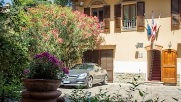 Parking sans voiturier (20 EUR par jour)