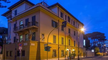 Fachada del alojamiento - Noche