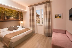 Design-Dreibettzimmer | Hochwertige Bettwaren, Minibar, Zimmersafe, schallisolierte Zimmer