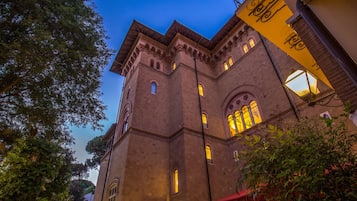 Un bâtiment historique doté de fenêtres en arc de cercle et d’une tour.