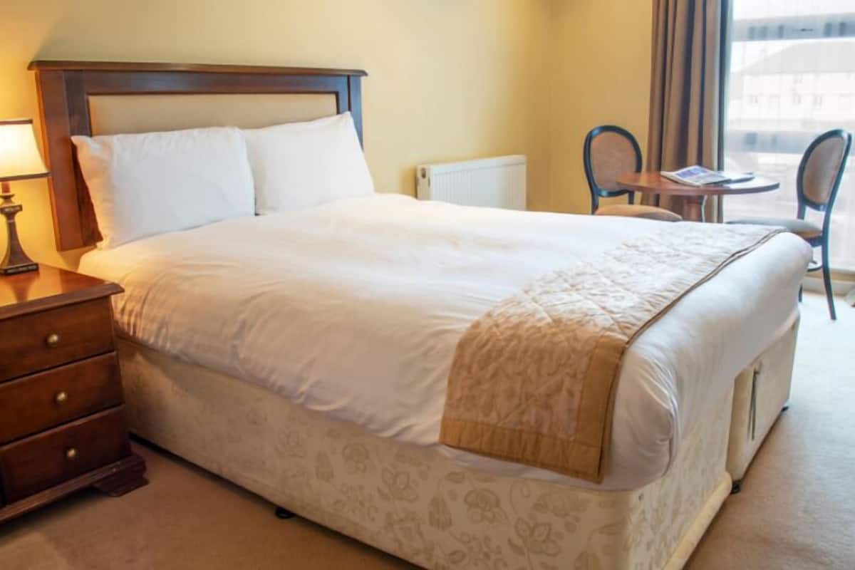 standard single room | in-room safe, desk, laptop workspace, free wifi