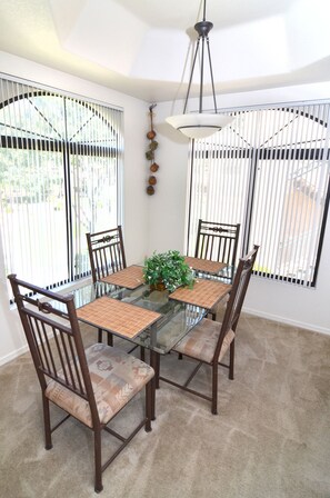 3 BR 2 Bath Condo Sleeps up to 7-1500sqft | In-room dining