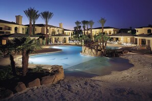 Outdoor pool, pool umbrellas - Sonoran Suites of Scottsdale (Scottsdale)