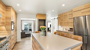Suite majestueuse | Cuisine privée | Réfrigérateur, cafetière-théière