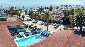 A resort with a swimming pool, lounge chairs, and palm trees. - Pacific Crest Hotel Santa Barbara (Santa Barbara)