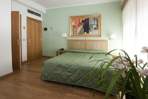 Superior-Doppelzimmer | Daunenbettdecken, Minibar, Zimmersafe, Schreibtisch