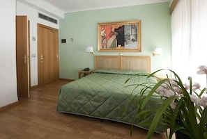 Superior-Doppelzimmer | Daunenbettdecken, Minibar, Zimmersafe, Schreibtisch