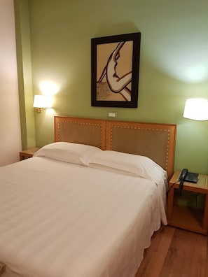 Daunenbettdecken, Minibar, Zimmersafe, Schreibtisch