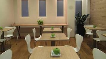 每日供应自助式早餐(每人 EUR 7)
