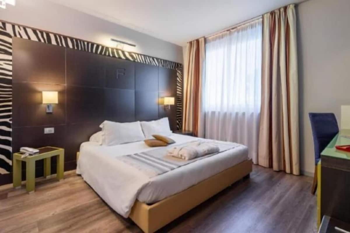 Premium bedding, down comforters, minibar, in-room safe