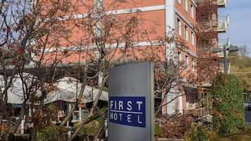 Ein Hotelschild mit Hinweisen zur Rezeption, Verkaufskonferenz, Restaurantbar und zum Parkplatz.