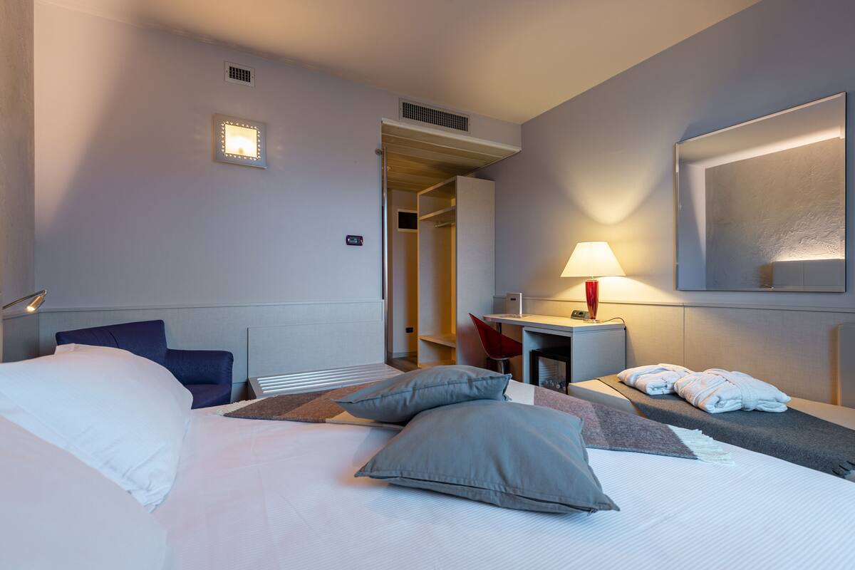 Premium bedding, down comforters, minibar, in-room safe