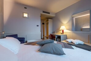 Sengetøy av topp kvalitet, dundyner, minibar og safe på rommet