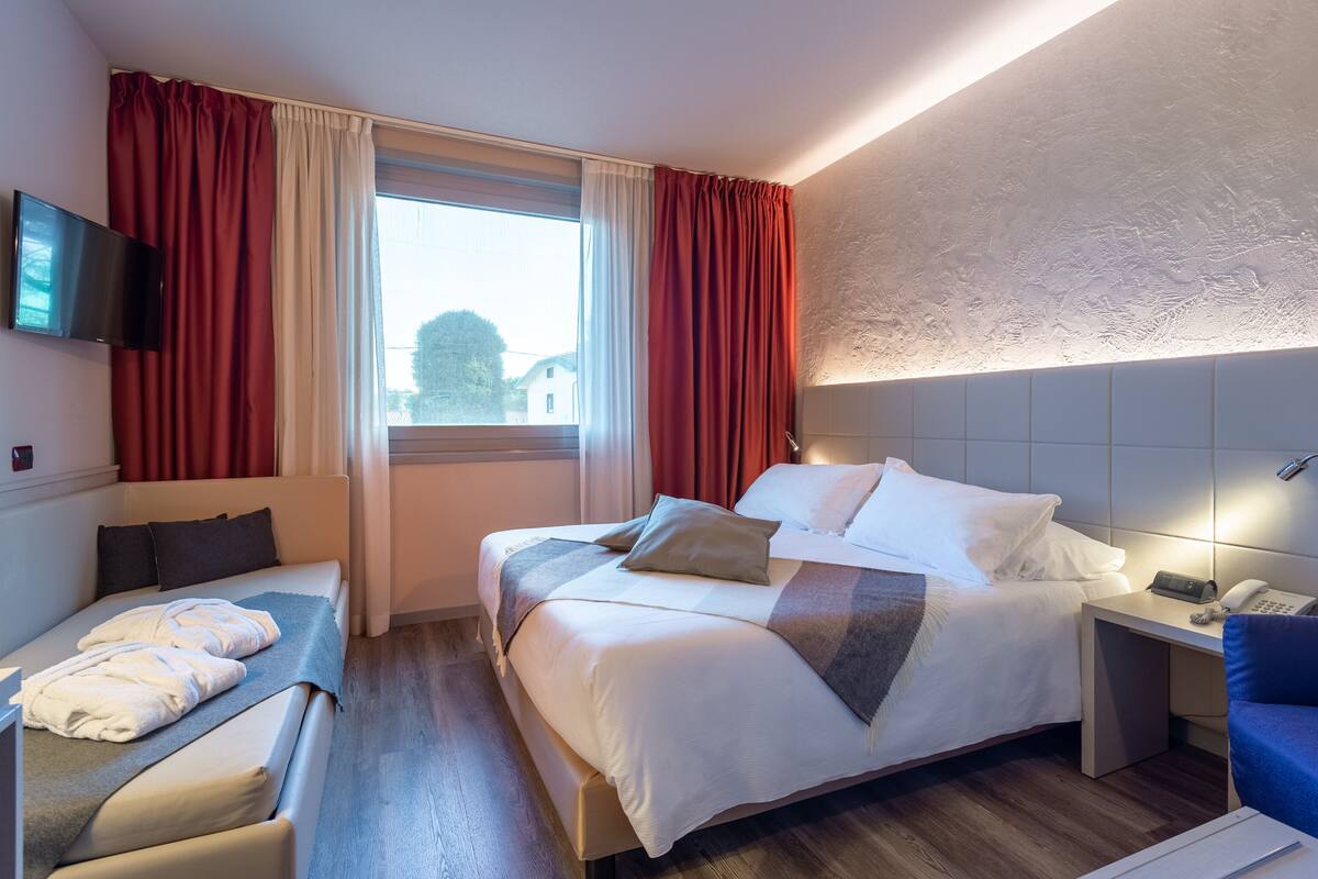 Premium bedding, down comforters, minibar, in-room safe