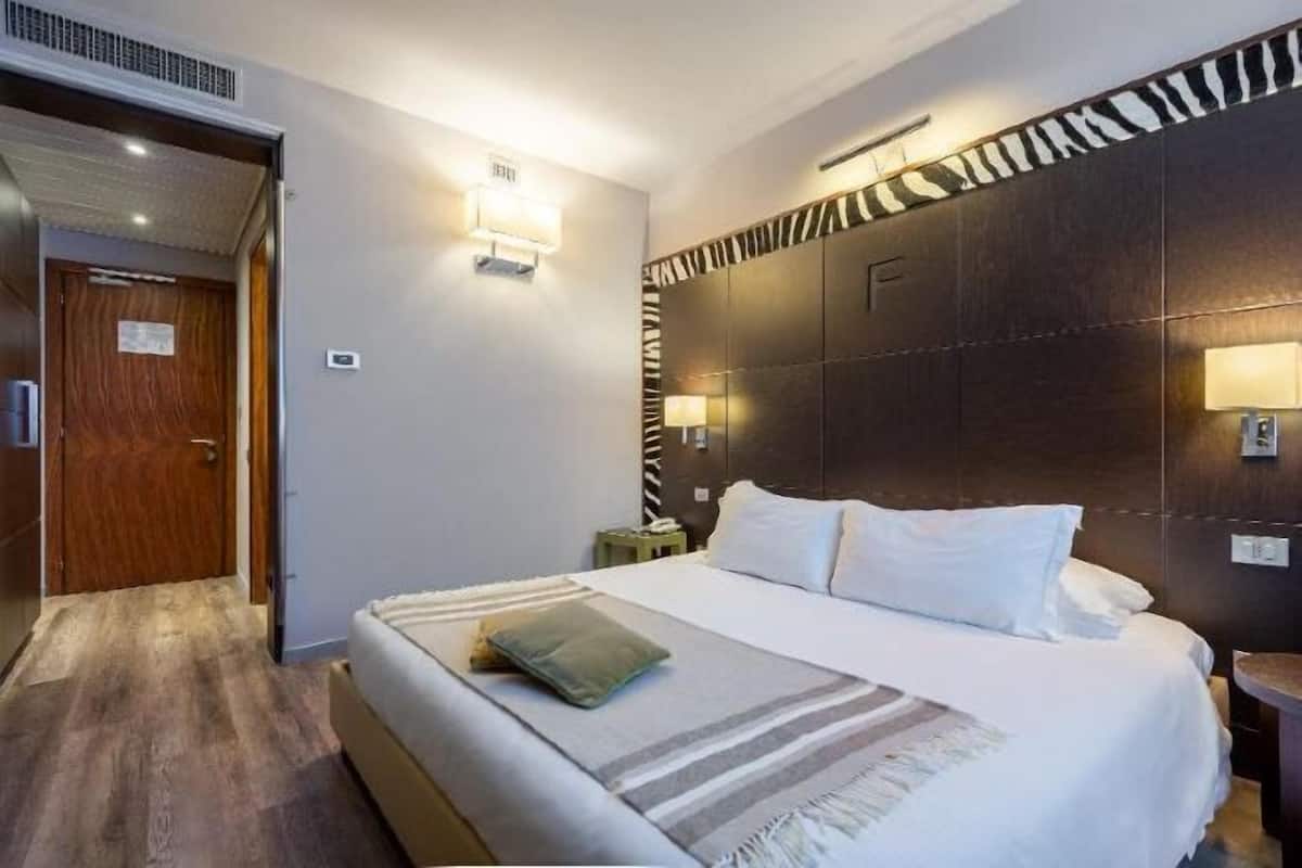 Roba de llit d'alta qualitat, cobrellits i minibar