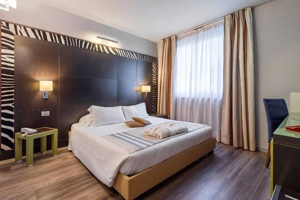 Premium bedding, down comforters, minibar, in-room safe