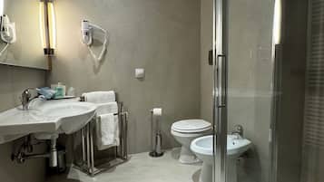 Doccia, set di cortesia gratuito, asciugacapelli, bidet