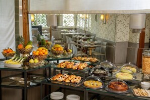 Daily continental breakfast for a fee - Hotel Santa Costanza by OMNIA hotels (Rome)