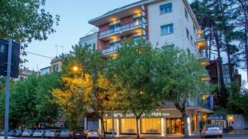 Facciata della struttura - sera/notte