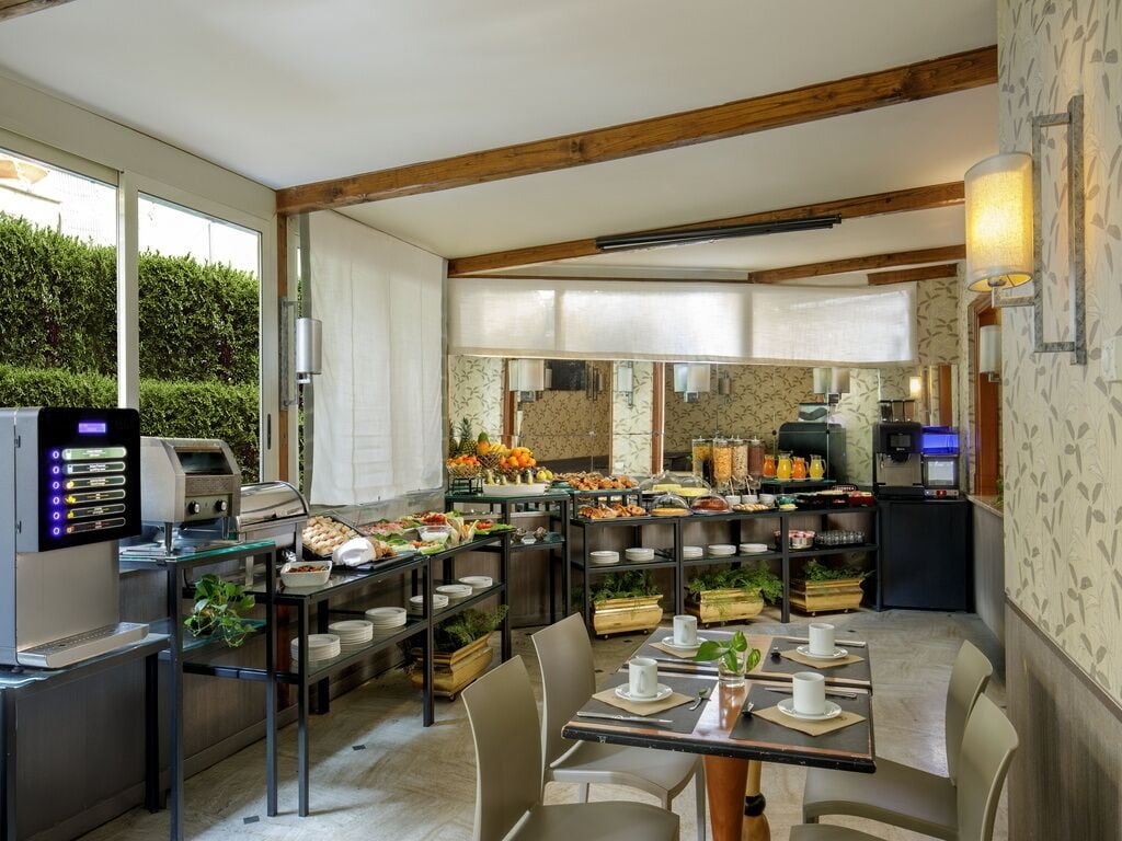 Petit déjeuner continental (10 EUR par personne)