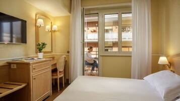 Classic Room | Minibar, in-room safe, desk, blackout drapes