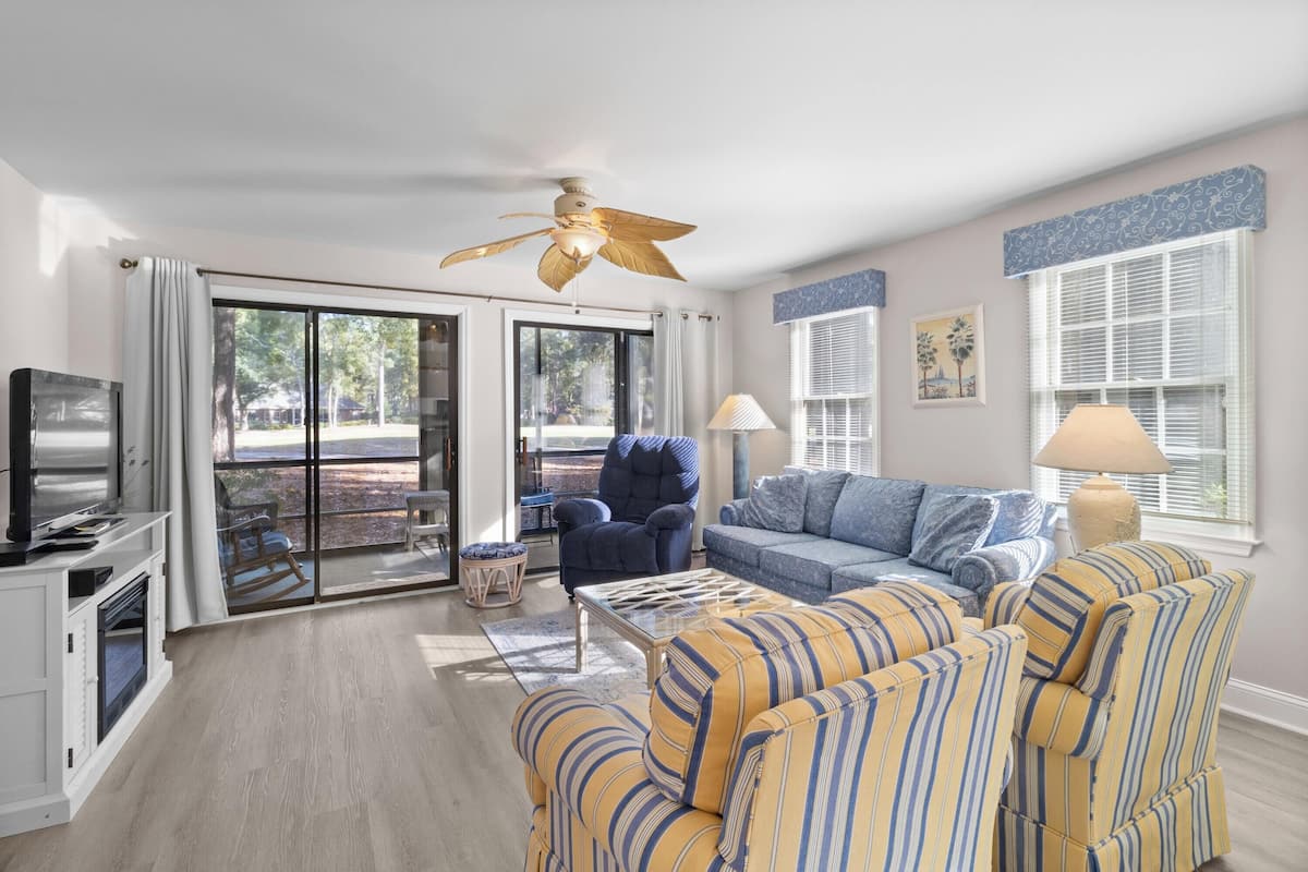 Basic-Suite, Mehrere Betten, Nichtraucher | Wohnbereich | 48-Zoll-Fernseher mit Kabelempfang