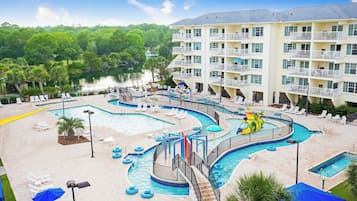 Suite clásica, varias camas, vista al resort | Decoración personalizada y cortinas blackout