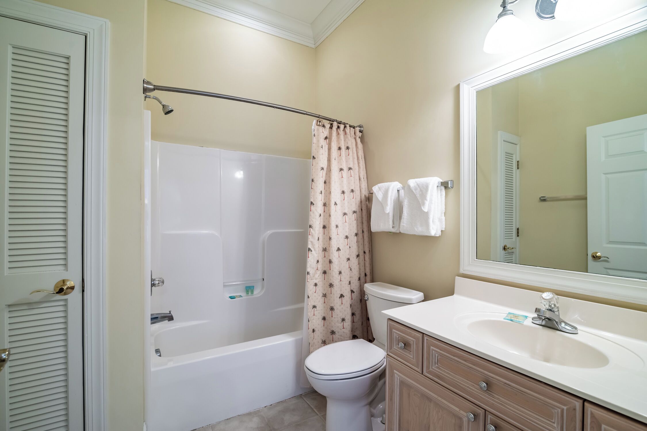Une salle de bain avec une baignoire, des toilettes et un lavabo.
