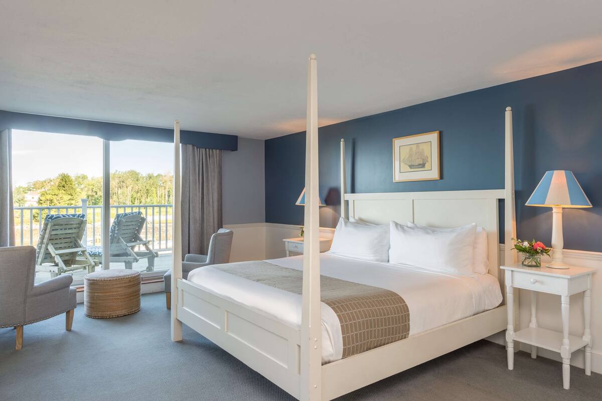 deluxe room, 1 king bed, ocean view | 1 bedroom, hypo-allergenic bedding, pillow-top beds