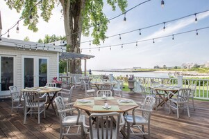 Se sirven almuerzos y cenas; cocina local; con vista al mar