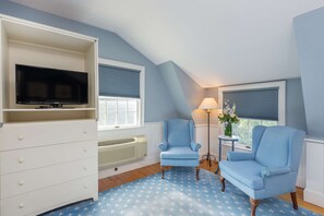 Inn Queen Courtyard View | 1 bedroom, hypo-allergenic bedding, pillowtop beds